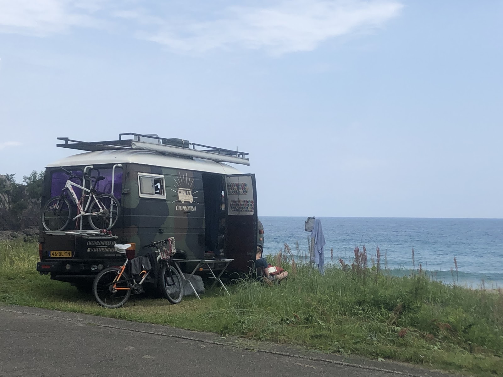 四万十のビーチに停まっていたキャンピングカー