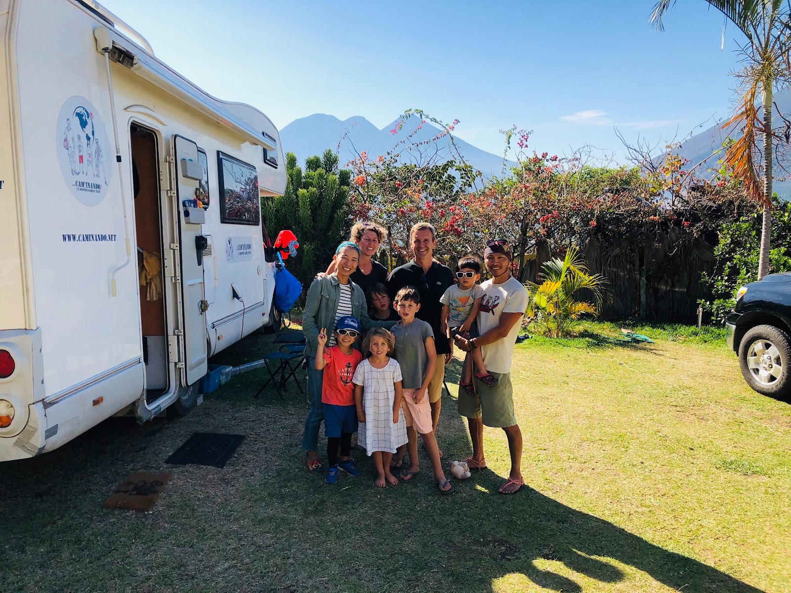 ※ アティトラン湖を望むキャンプ場には世界中から旅人が集う。フランス人家族と。
