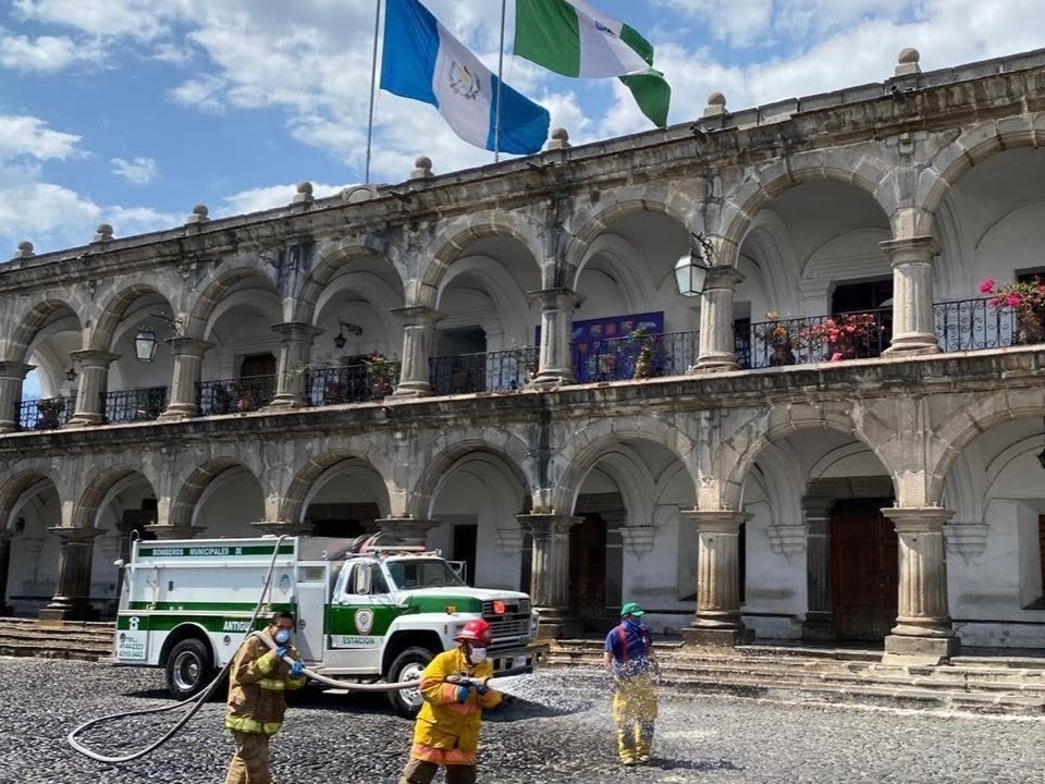 ※ 街の主要部の除染作業風景