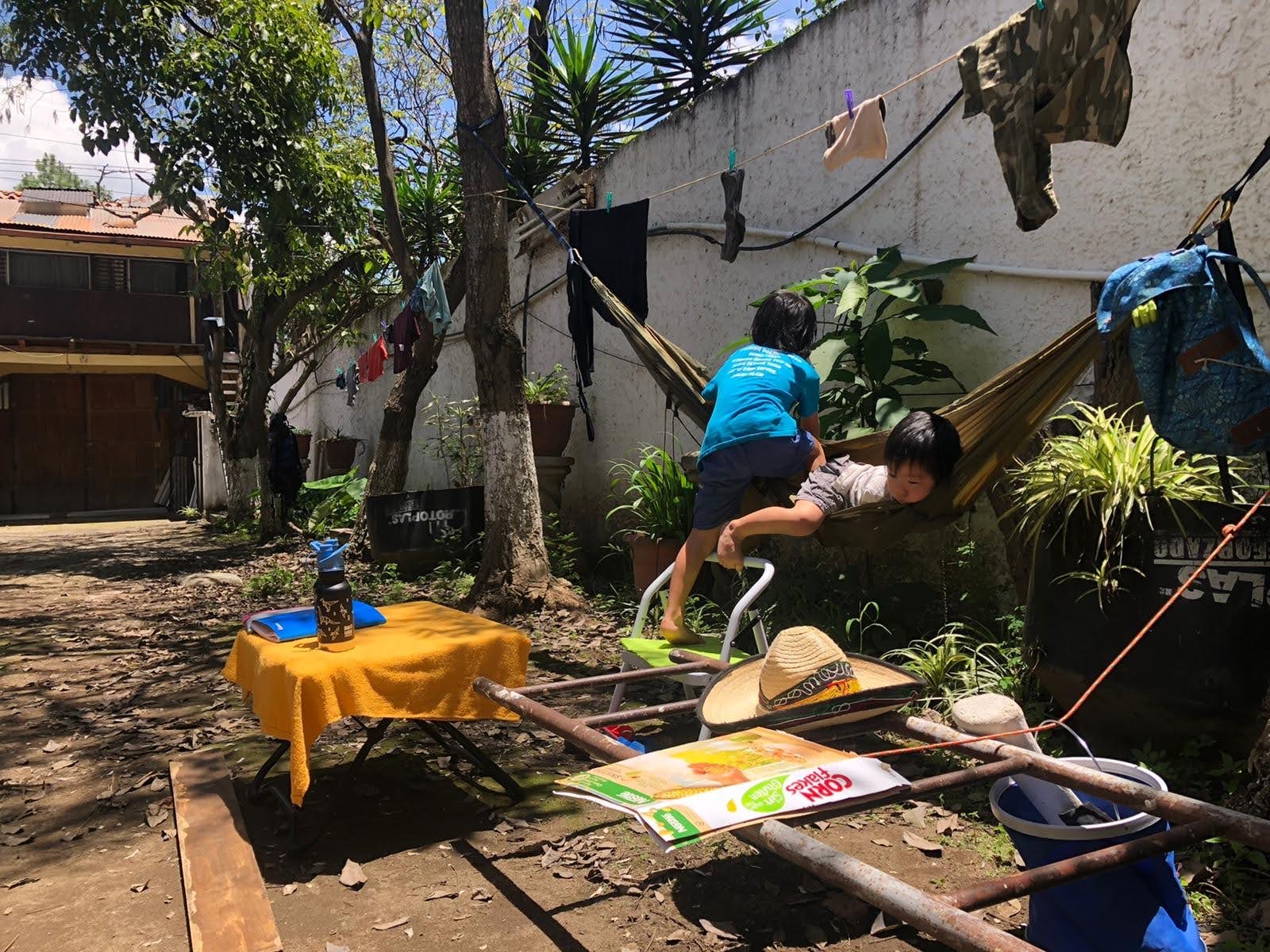 ※ 敷地の広いコンドミニアムで遊びを創る息子たち